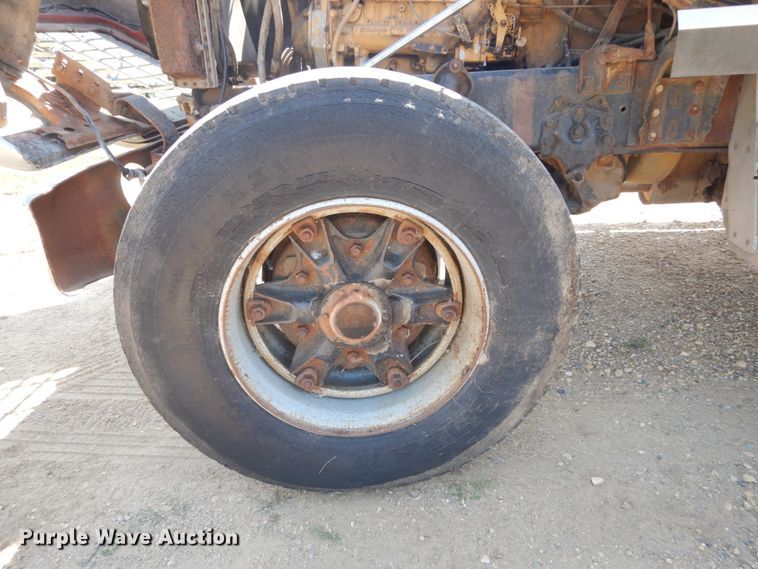 image for item FU9491 1977 Ford 9000 applicator truck