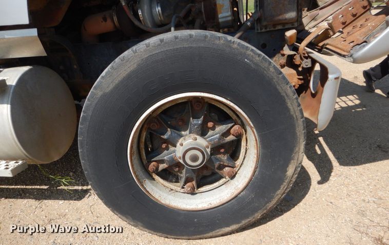 image for item FU9491 1977 Ford 9000 applicator truck