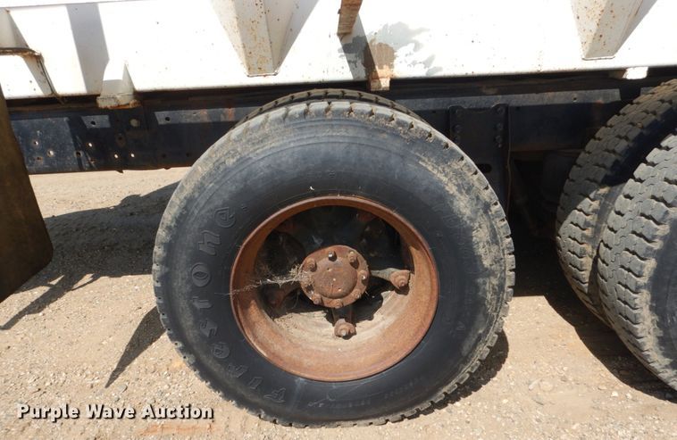 image for item FU9491 1977 Ford 9000 applicator truck