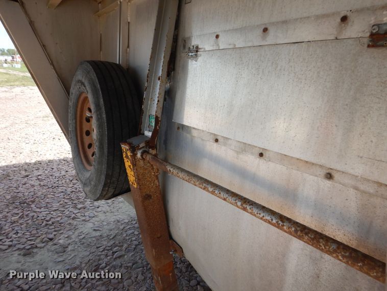 image for item FU9513 2003 Exiss GN-724-T livestock trailer