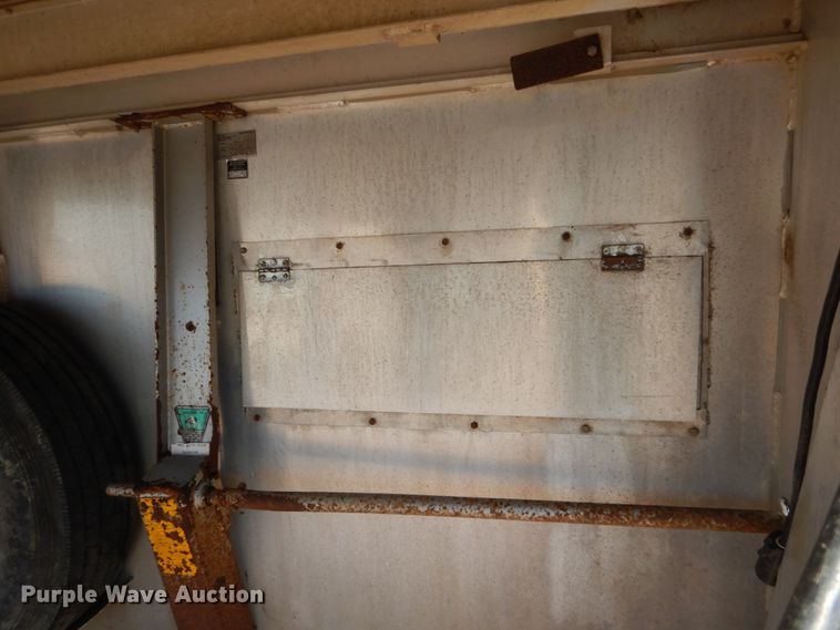 image for item FU9513 2003 Exiss GN-724-T livestock trailer