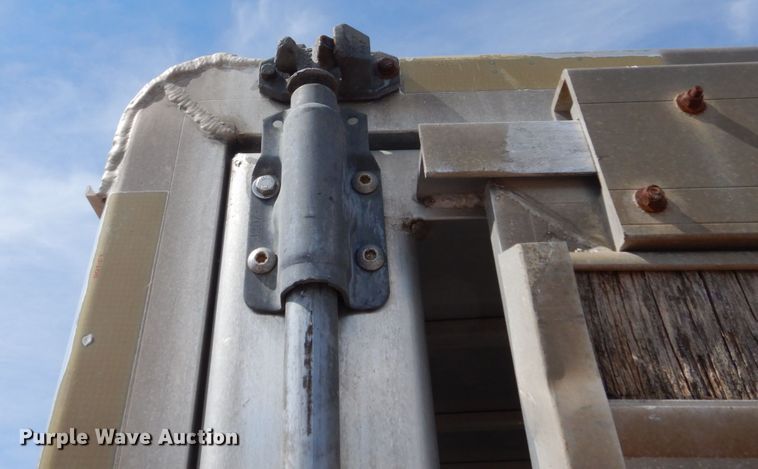 image for item FU9513 2003 Exiss GN-724-T livestock trailer