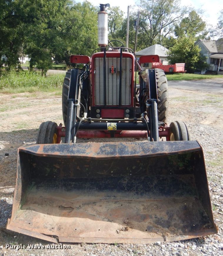 image for item GC9544 1967 Farmall 706 tractor