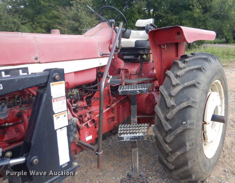 image for item GC9544 1967 Farmall 706 tractor