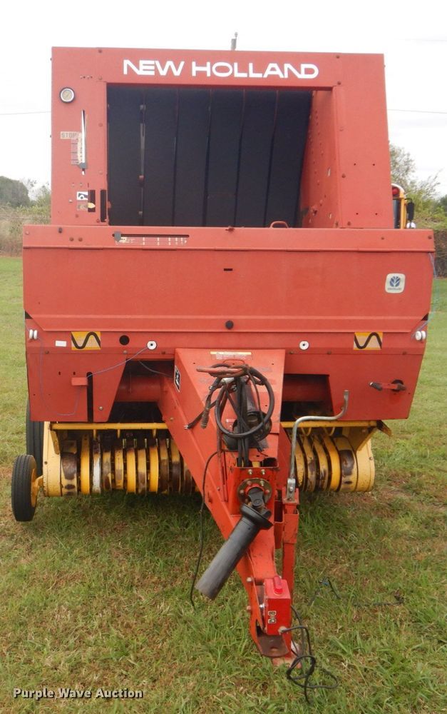 image for item GC9568 New Holland 650 round baler