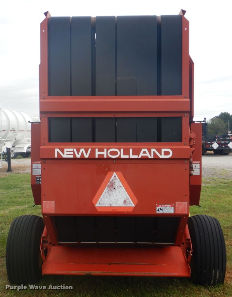 image for item GC9568 New Holland 650 round baler