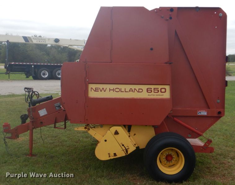 image for item GC9568 New Holland 650 round baler