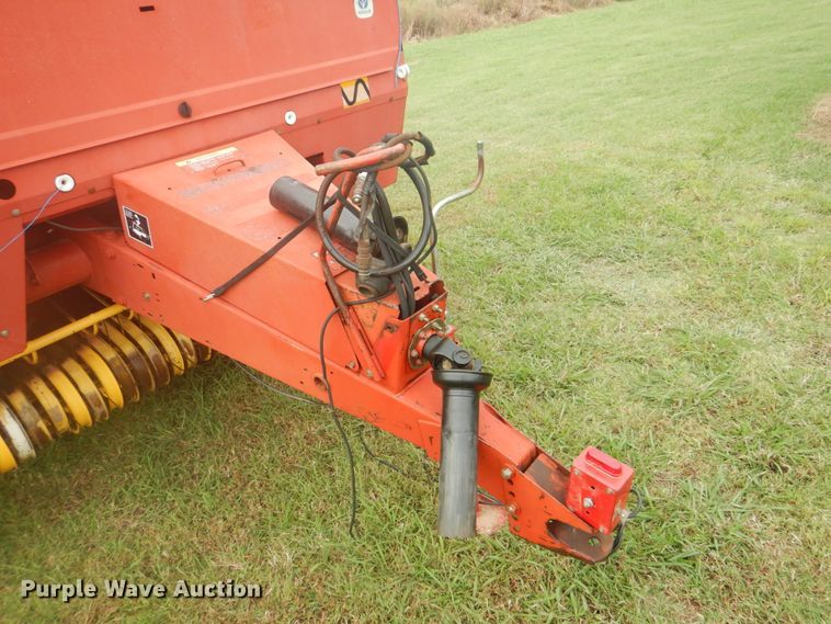 image for item GC9568 New Holland 650 round baler