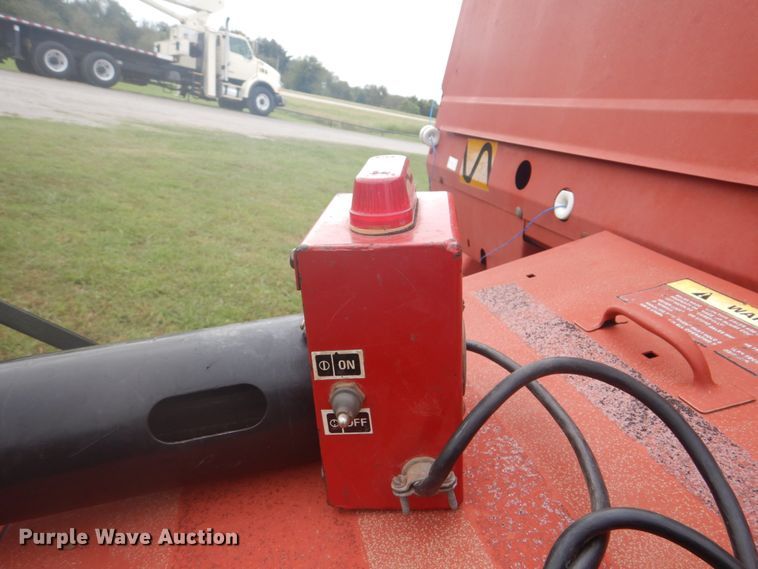 image for item GC9568 New Holland 650 round baler