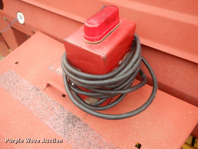 image for item GC9568 New Holland 650 round baler