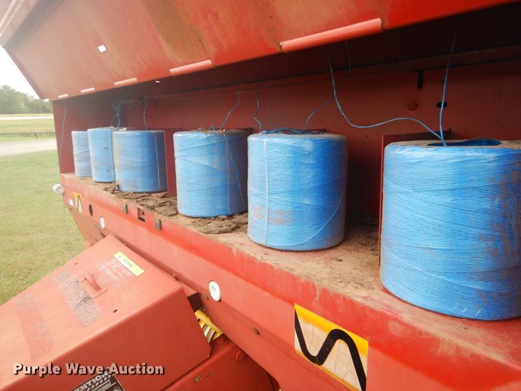 image for item GC9568 New Holland 650 round baler