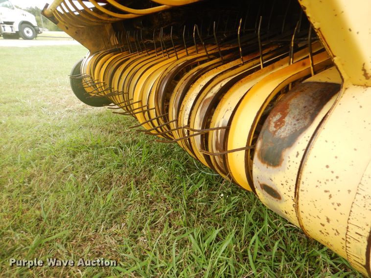 image for item GC9568 New Holland 650 round baler