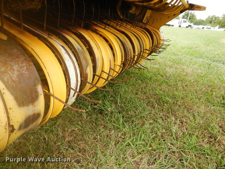 image for item GC9568 New Holland 650 round baler