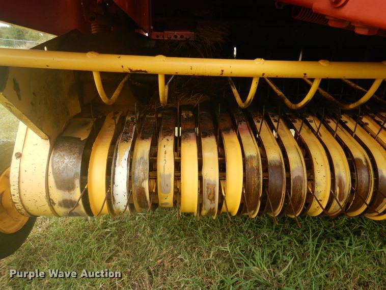 image for item GC9568 New Holland 650 round baler
