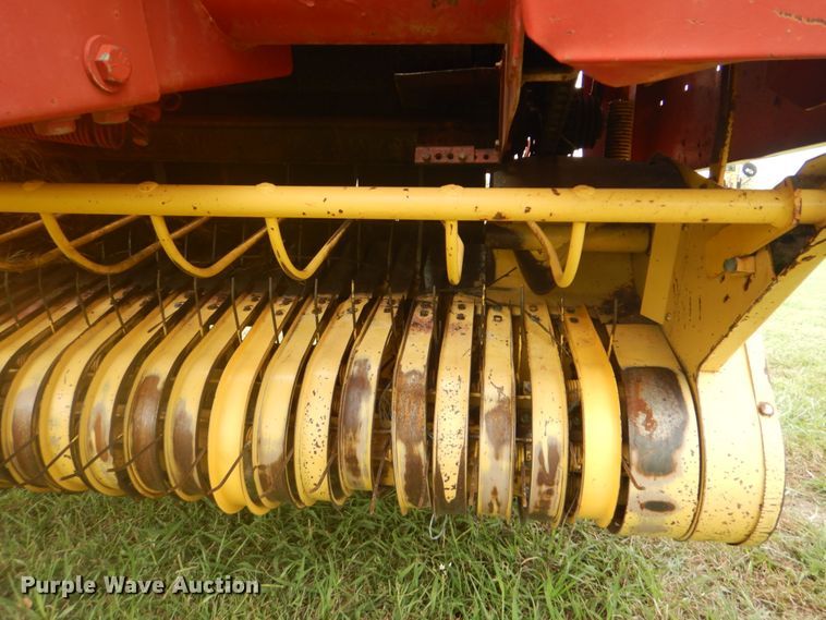 image for item GC9568 New Holland 650 round baler