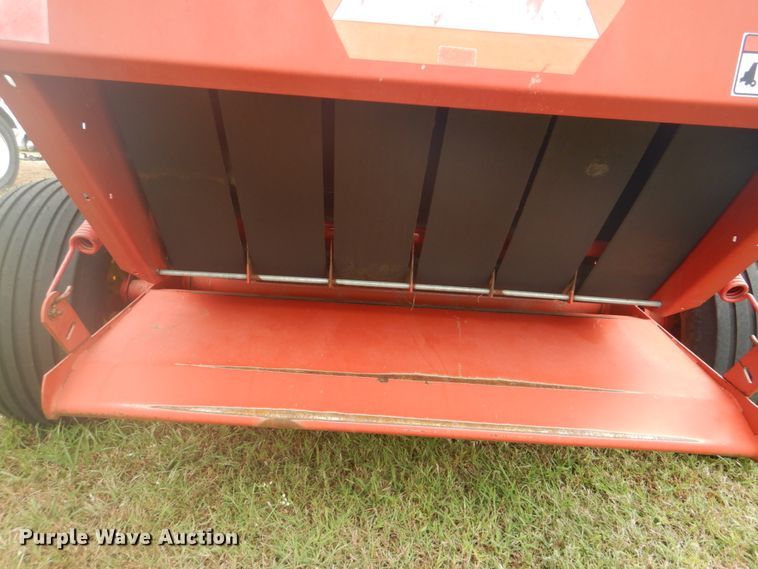 image for item GC9568 New Holland 650 round baler