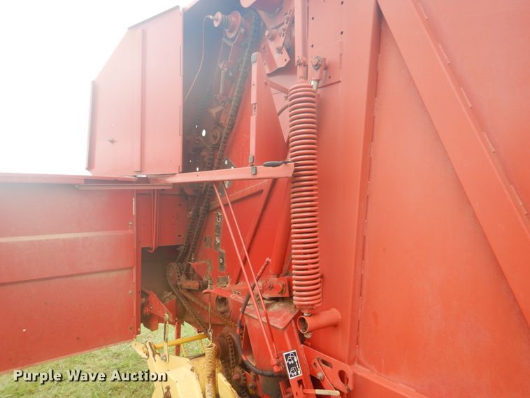 image for item GC9568 New Holland 650 round baler