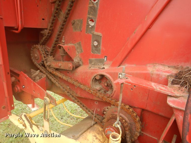 image for item GC9568 New Holland 650 round baler