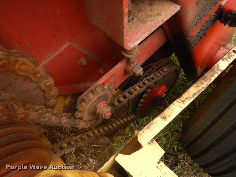 image for item GC9568 New Holland 650 round baler