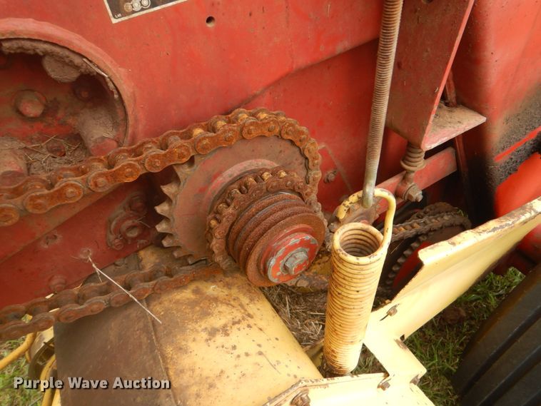 image for item GC9568 New Holland 650 round baler