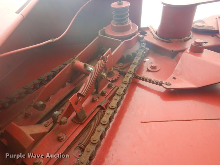 image for item GC9568 New Holland 650 round baler