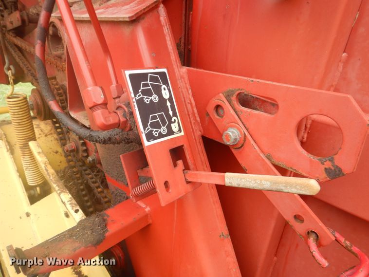 image for item GC9568 New Holland 650 round baler