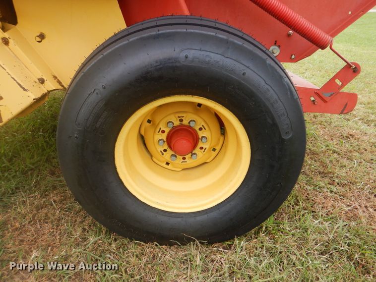 image for item GC9568 New Holland 650 round baler