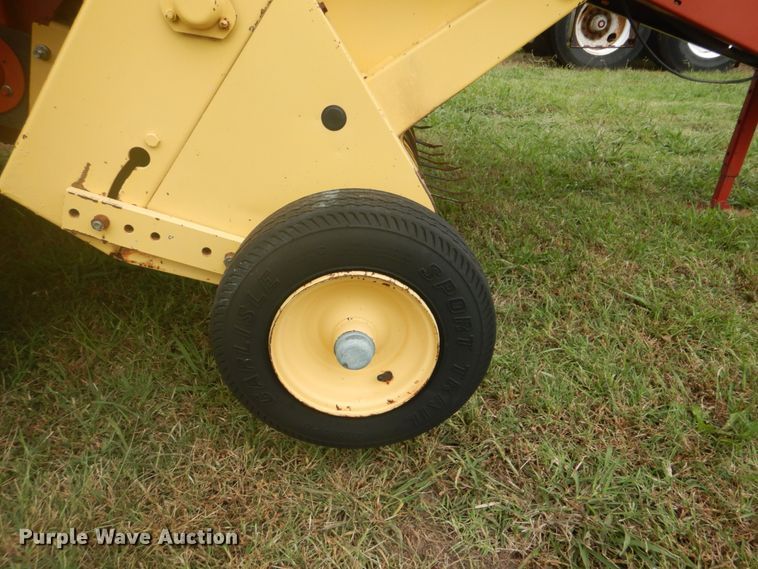 image for item GC9568 New Holland 650 round baler