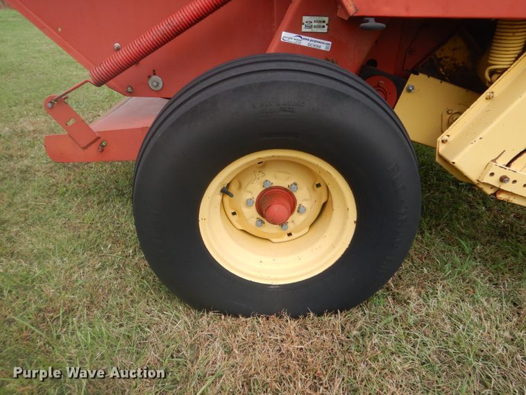 image for item GC9568 New Holland 650 round baler