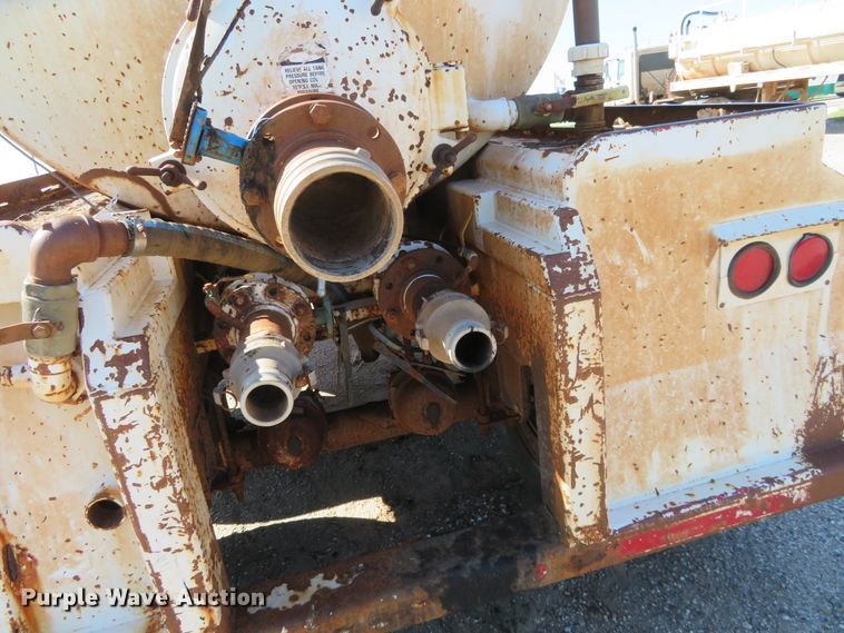 image for item DC0789 2006 Eagle vacuum tank trailer