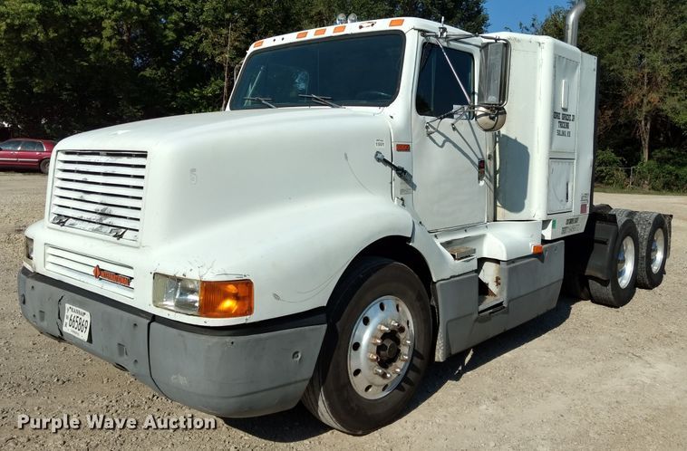 image for item DD4445 1989 International 8300 semi truck