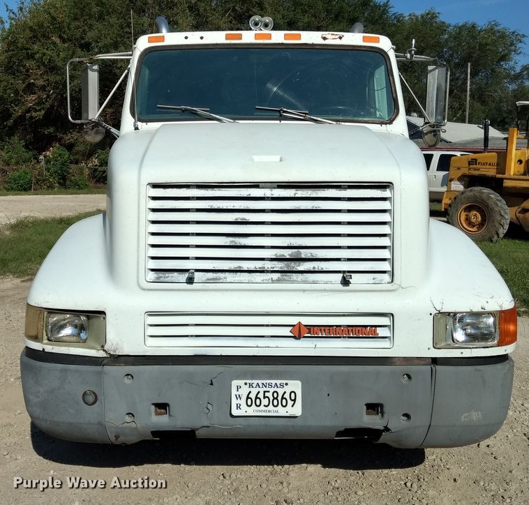 image for item DD4445 1989 International 8300 semi truck