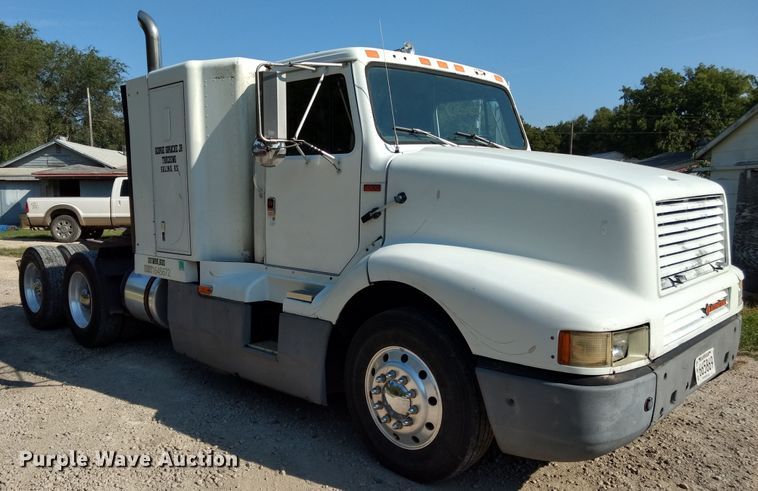 image for item DD4445 1989 International 8300 semi truck