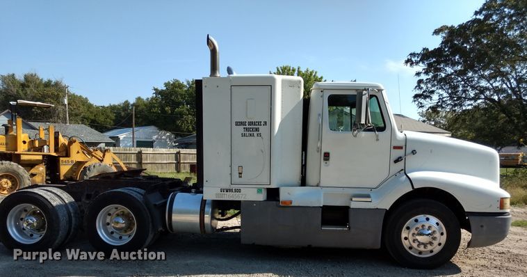 image for item DD4445 1989 International 8300 semi truck