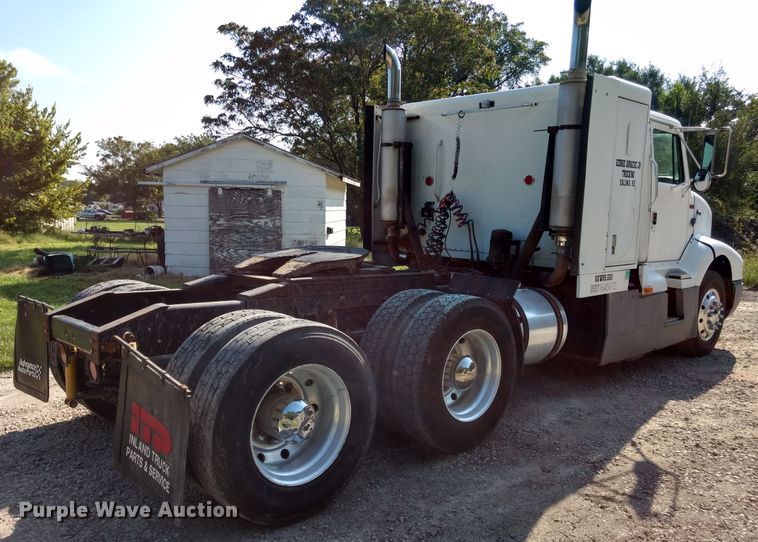 image for item DD4445 1989 International 8300 semi truck