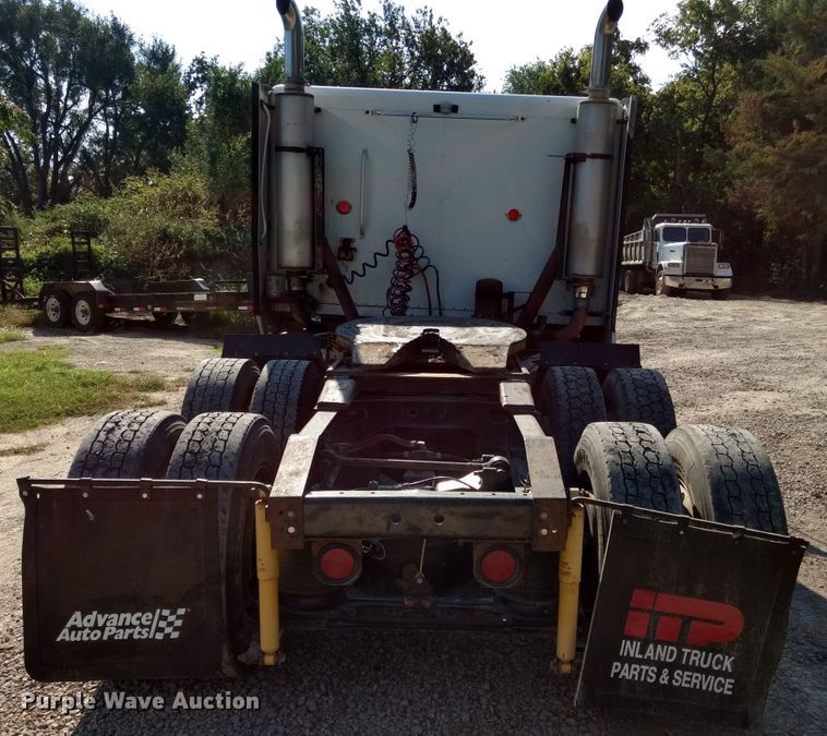 image for item DD4445 1989 International 8300 semi truck