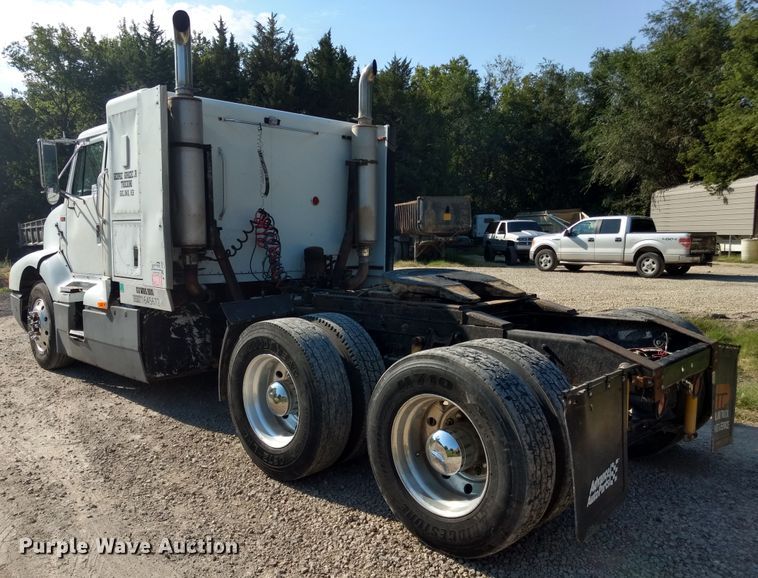 image for item DD4445 1989 International 8300 semi truck