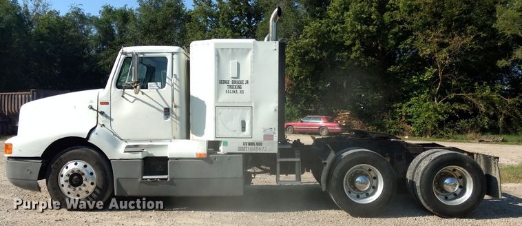 image for item DD4445 1989 International 8300 semi truck