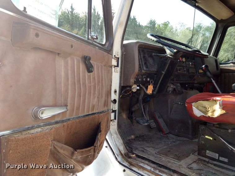 image for item DD4445 1989 International 8300 semi truck