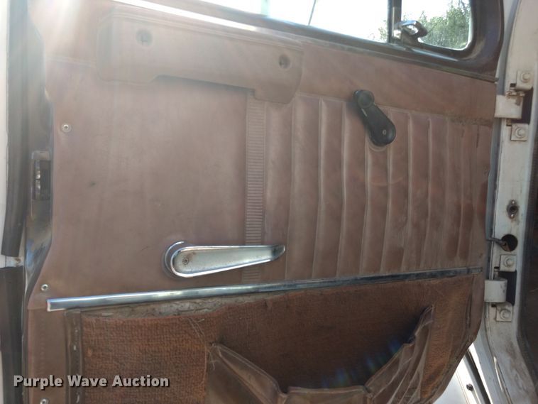 image for item DD4445 1989 International 8300 semi truck