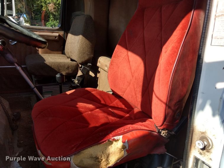 image for item DD4445 1989 International 8300 semi truck