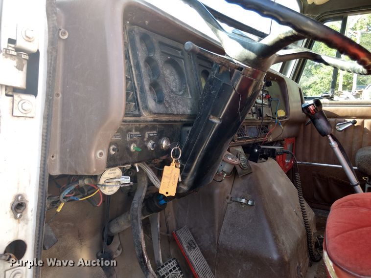 image for item DD4445 1989 International 8300 semi truck