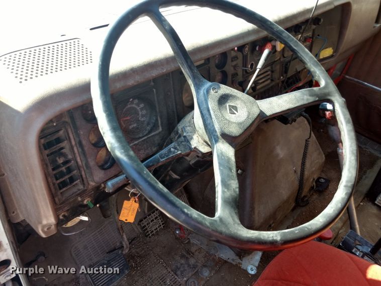 image for item DD4445 1989 International 8300 semi truck