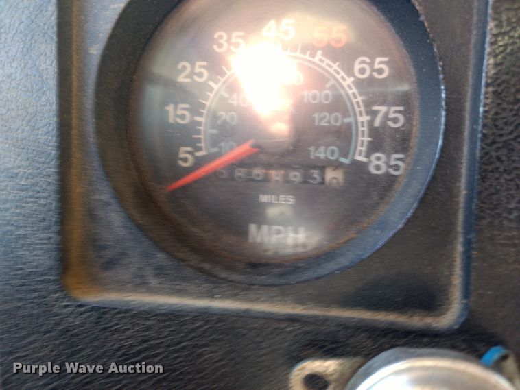 image for item DD4445 1989 International 8300 semi truck