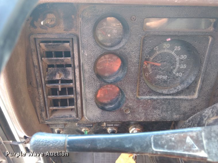 image for item DD4445 1989 International 8300 semi truck