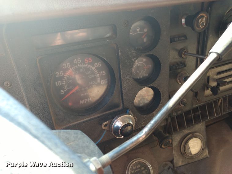 image for item DD4445 1989 International 8300 semi truck