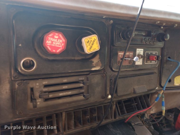 image for item DD4445 1989 International 8300 semi truck