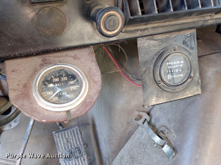 image for item DD4445 1989 International 8300 semi truck