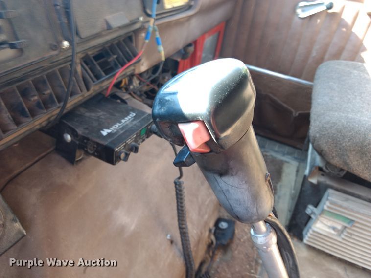 image for item DD4445 1989 International 8300 semi truck