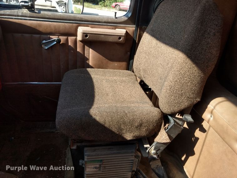 image for item DD4445 1989 International 8300 semi truck